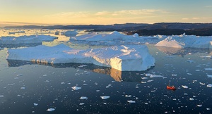 Icebergs in the Midnight Sun 